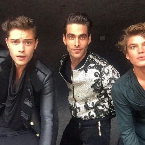 Соцсети захлестнула настоящая волна ностальгии: все массово вскрывают архивы из 2016 года и делятся самыми яркими моментами того времени. 02