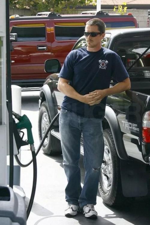 Миллионер голливуда, который ездит на машине 2003 года.

