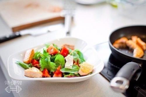 Салат с кусочками семги. 08