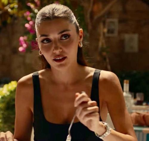 Ханде в роли Аслы мансой в фильме Оставь это Ветру, премьера которого 14 февраля 2025 года. 02