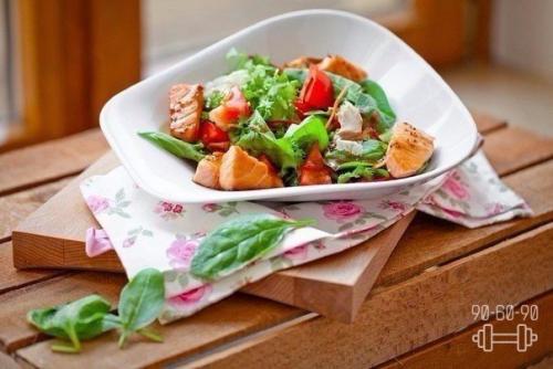 Салат с кусочками семги.