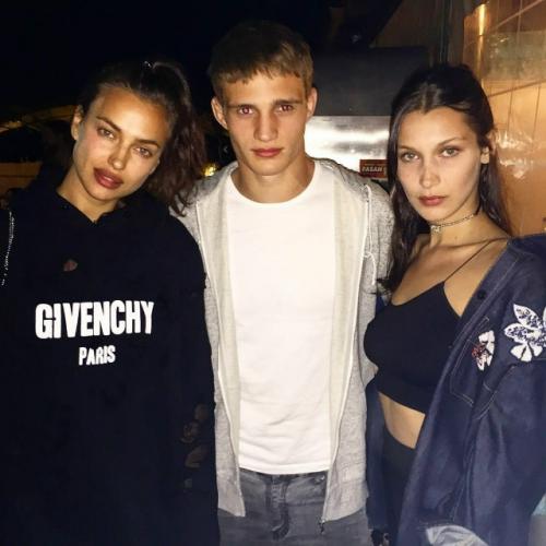 Соцсети захлестнула настоящая волна ностальгии: все массово вскрывают архивы из 2016 года и делятся самыми яркими моментами того времени. 06