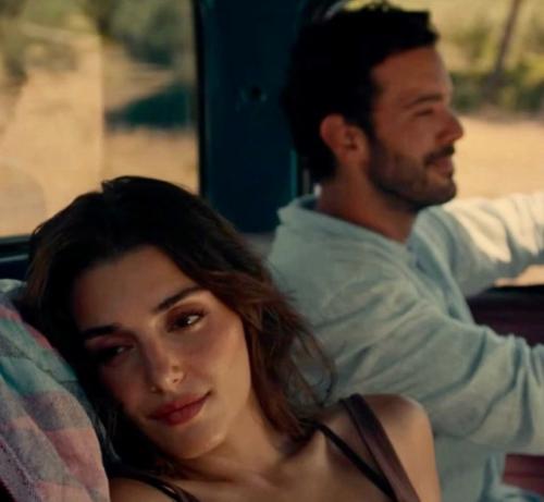 Ханде в роли Аслы мансой в фильме Оставь это Ветру, премьера которого 14 февраля 2025 года. 01