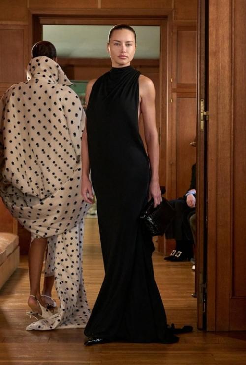 В Париже прошёл показ новой весенней коллекции бренда Jacquemus. 04