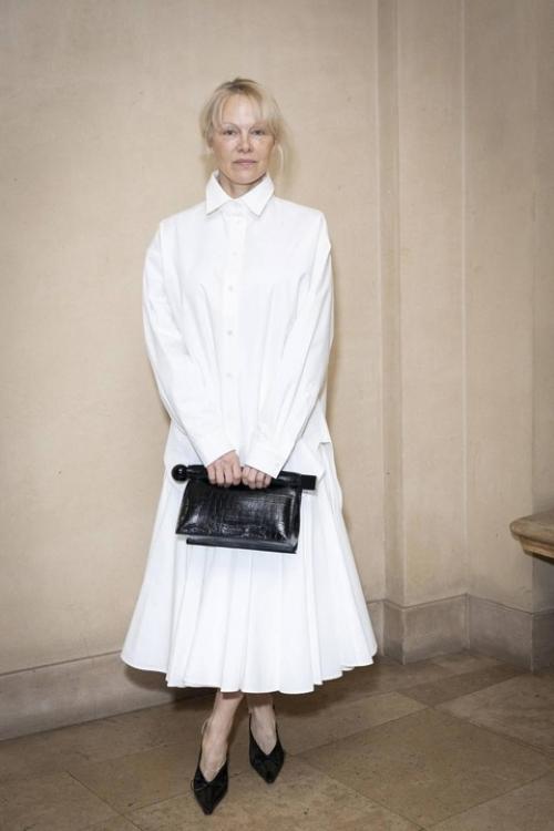 В Париже прошёл показ новой весенней коллекции бренда Jacquemus. 01