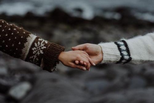 Когда адреса, телефоны давно наизусть, когда человек всей вселенной и жизни дороже, из тысячи звуков, оттенков эмоций и чувств.
