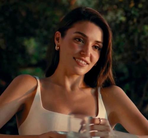 Ханде в роли Аслы мансой в фильме Оставь это Ветру, премьера которого 14 февраля 2025 года. 07