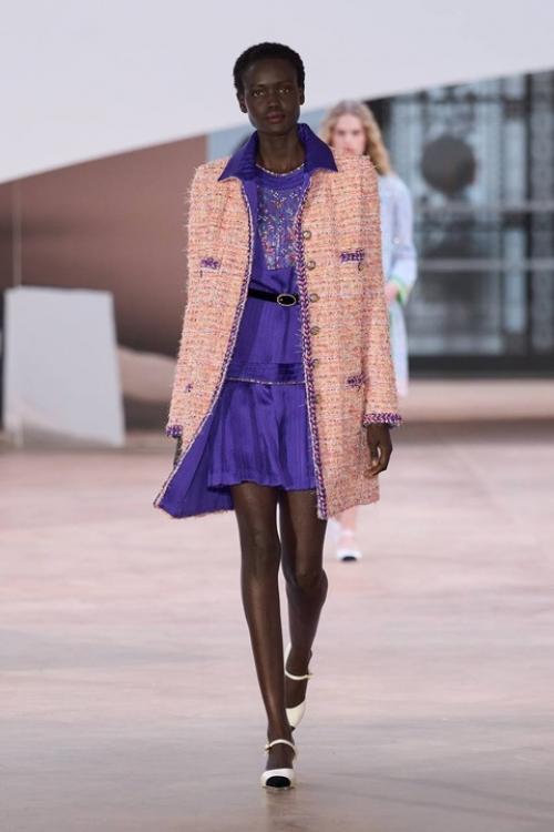 Вчера Виржиния виар представила свою последнюю кутюрную коллекцию для Chanel - буквально Финальный Плевок в сторону бренда. 04