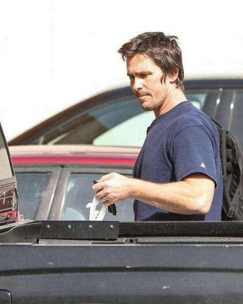 Миллионер голливуда, который ездит на машине 2003 года. 02