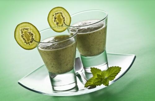 Зеленый смузи.

В зелени (даже тепличной) много антиоксидантов, железа и белков.  