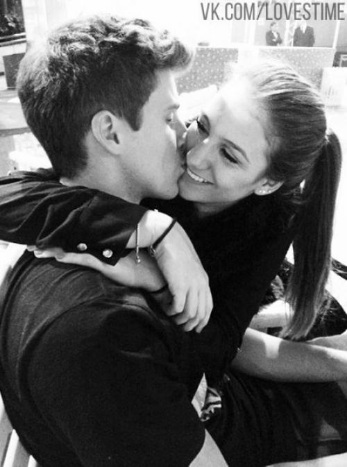 Он стоял передо мной на коленях и протягивал бархатный ларчик с кольцом. 01