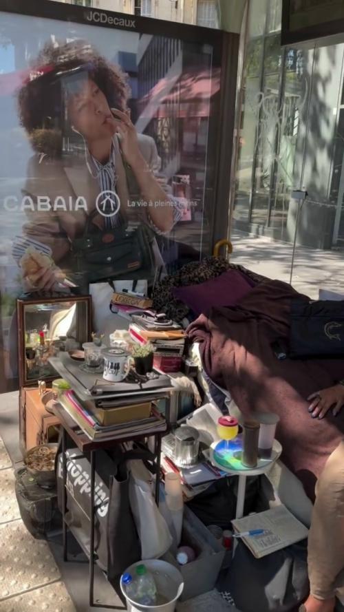 В сети разлетелось видео с бездомной женщиной из Парижа, которая обустроила обычную автобусную остановку как полноценное жильё. 02
