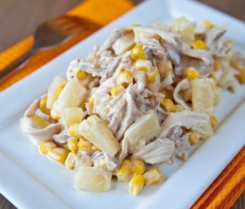 Легкий и сытный салат с курицей.