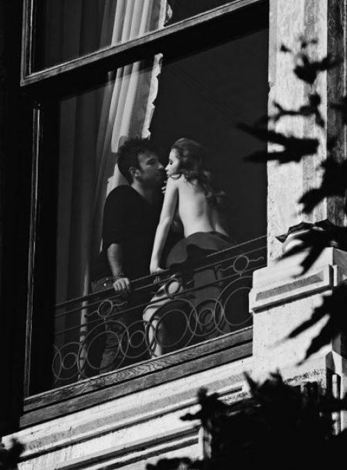 Он стоял передо мной на коленях и протягивал бархатный ларчик с кольцом.