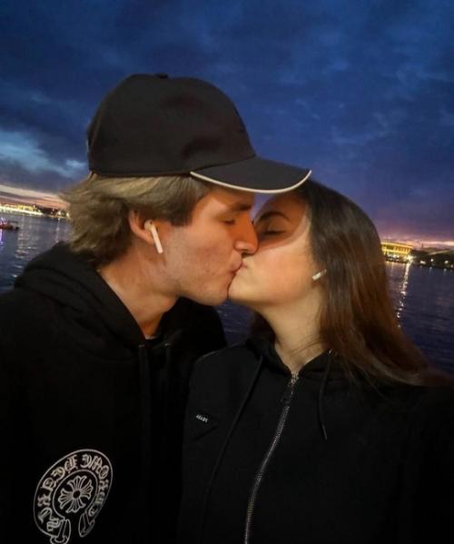 Сын Ирины Дубцовой, Артем, поздравил свою девушку Тоню Худякову с 18-летием. 02