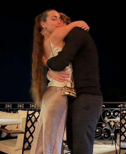 Сын Ирины Дубцовой, Артем, поздравил свою девушку Тоню Худякову с 18-летием. 06