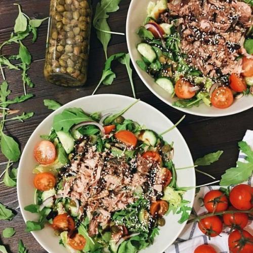 Салат с тунцом и каперсами: