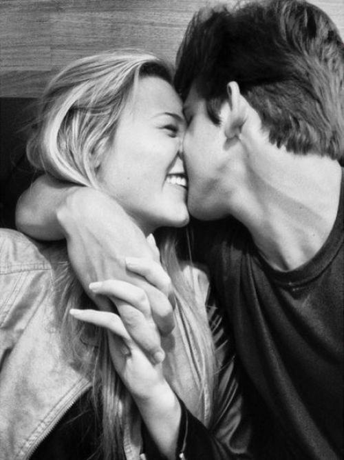 Он стоял передо мной на коленях и протягивал бархатный ларчик с кольцом. 02