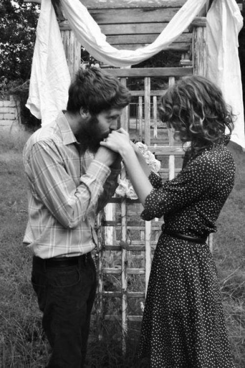 Он стоял передо мной на коленях и протягивал бархатный ларчик с кольцом. 05