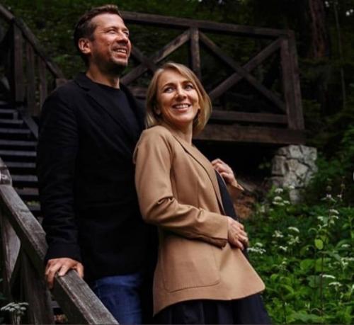 Вместе уже 14 лет, но смотрятся всё ещё как молодожёны. 05