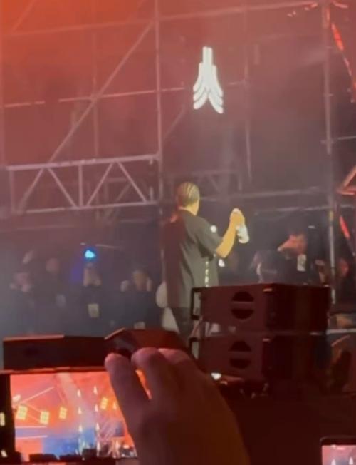 Рэпер Xzibit залпом выпил целую бутылку водяры прямо на концерте в Москве, зал одобрительно загудел. 

