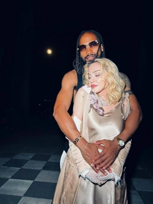 Мадонна выходит замуж за Акима Морриса, который младше её на 37 лет. 01