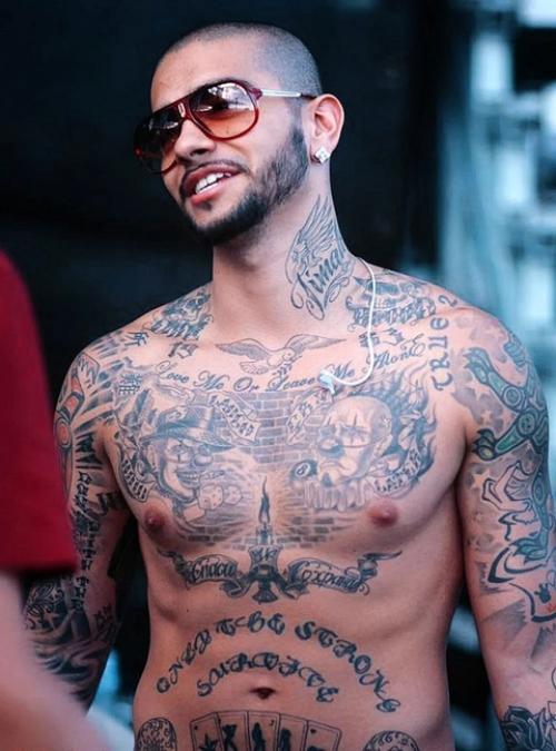 Рэпер Тимати продемонстрировал поклонникам, как бы он выглядел без бороды с помощью приложения и поделился этим в соцсетях. 03