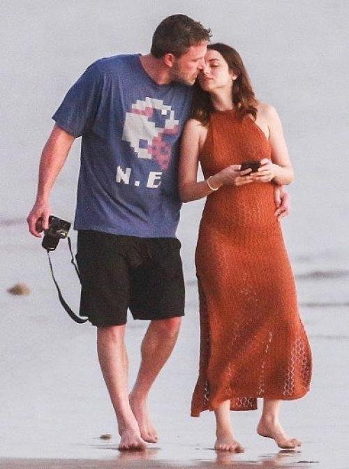 По-прежнему вместе и. помолвлены? 01