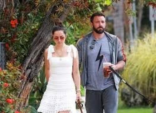 По-прежнему вместе и. помолвлены? 04