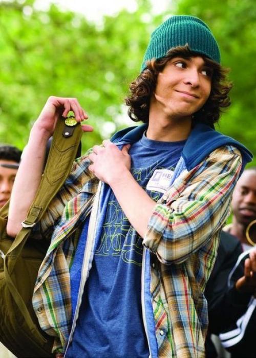 Адаму севани сегодня исполняется 23. 05