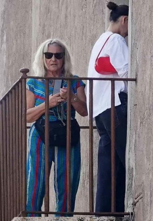 Когда я позвонила Александре Андреевне, настроение у нее было на нуле. 02