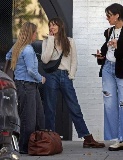 Good Morning!   Недавний выход Элизабет олсен в студио - сити не мог остаться незамеченным. 04