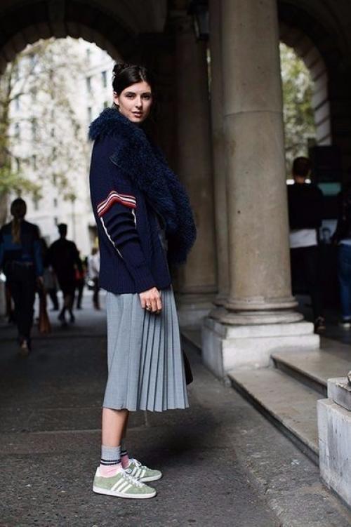 Стильные образы, в которых свитер носят поверх юбки. 03