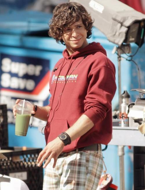 Адаму севани сегодня исполняется 23. 03