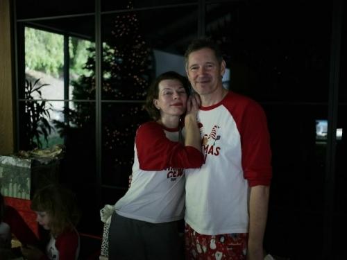 Простой семейный праздник: милла Йовович поделилась семейными снимками с новогоднего утра! 01