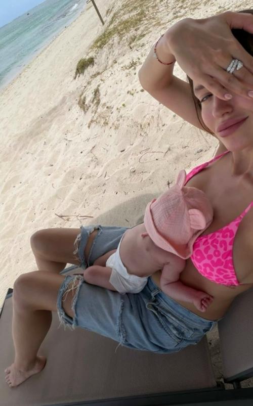 Новые милые фото тимати с женой и дочкой с отдыха! 01