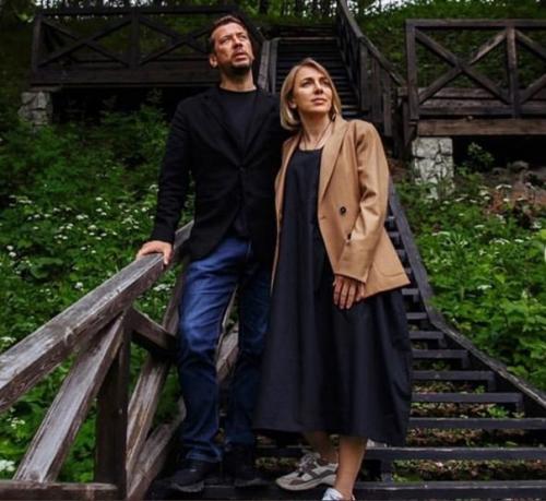 Вместе уже 14 лет, но смотрятся всё ещё как молодожёны. 02