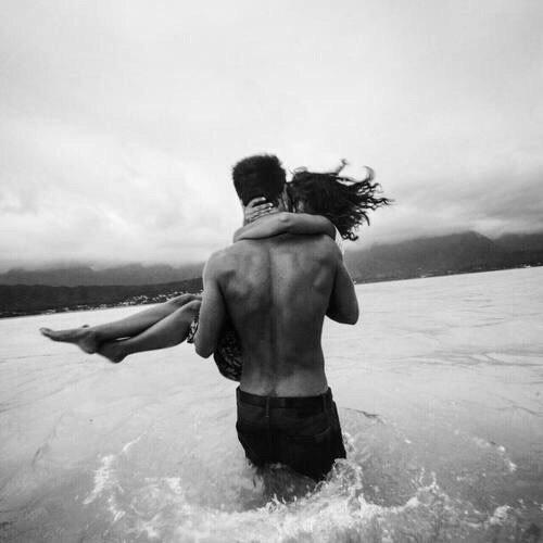 В том случае, если ты будешь падать - я за руку схвачу, крепко - крепко схвачу, всю любовь ощущая. 02