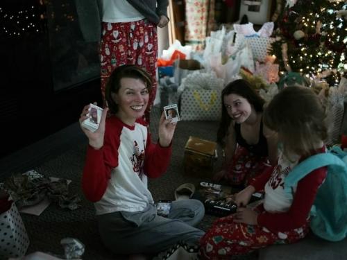 Простой семейный праздник: милла Йовович поделилась семейными снимками с новогоднего утра! 02