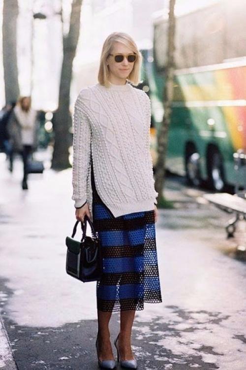 Стильные образы, в которых свитер носят поверх юбки. 05