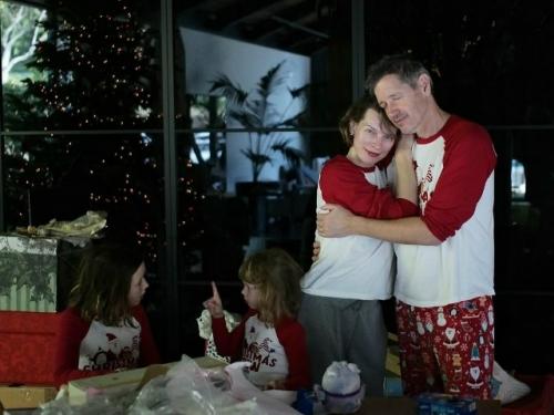 Простой семейный праздник: милла Йовович поделилась семейными снимками с новогоднего утра! 04