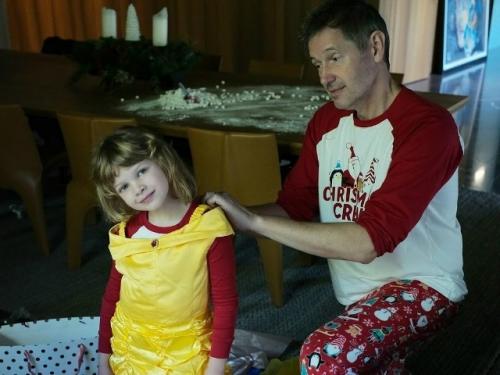 Простой семейный праздник: милла Йовович поделилась семейными снимками с новогоднего утра! 

