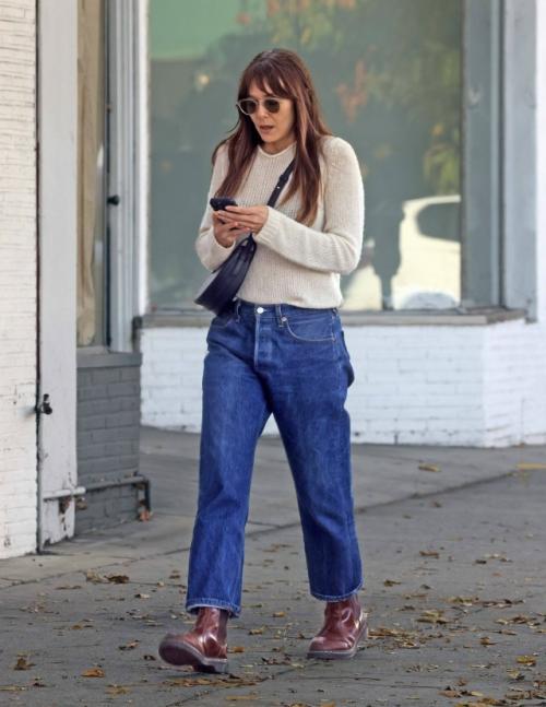 Good Morning!   Недавний выход Элизабет олсен в студио - сити не мог остаться незамеченным. 02