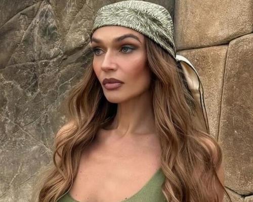 Алена водонаева устроила эффектную фотосессию на пляже в Геленджике.  