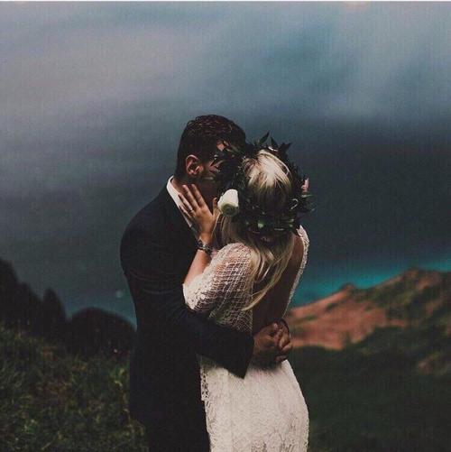 В том случае, если ты будешь падать - я за руку схвачу, крепко - крепко схвачу, всю любовь ощущая. 03