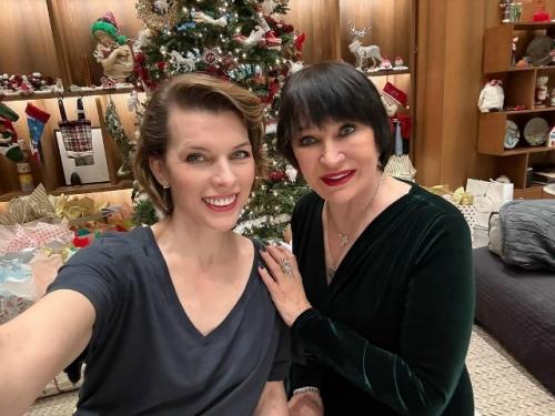 Простой семейный праздник: милла Йовович поделилась семейными снимками с новогоднего утра! 03