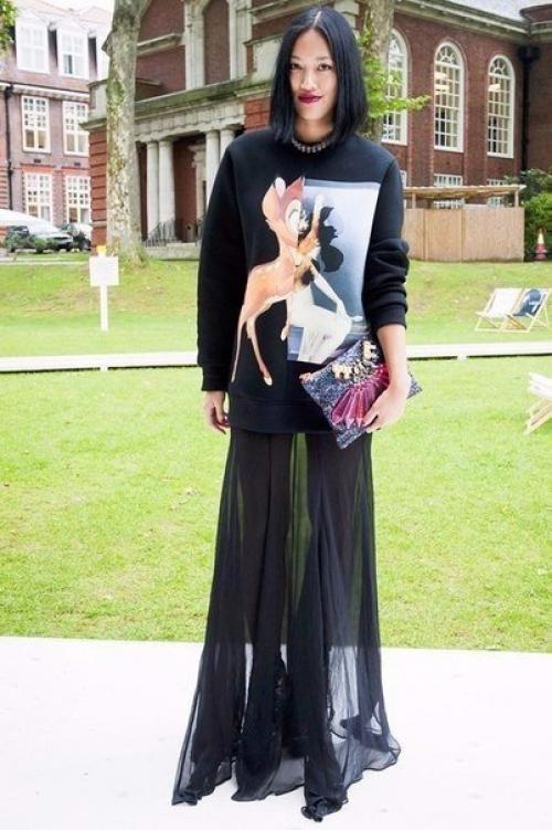 Стильные образы, в которых свитер носят поверх юбки. 06