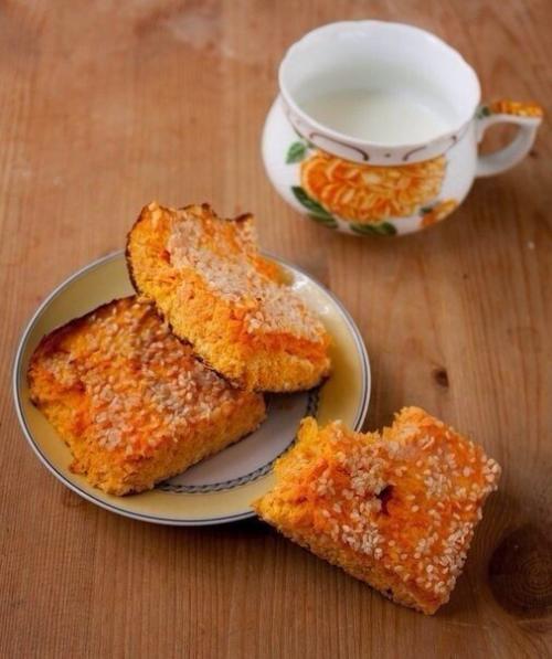 Творожная запеканка с морковью (100 гр - 77 ккал).

