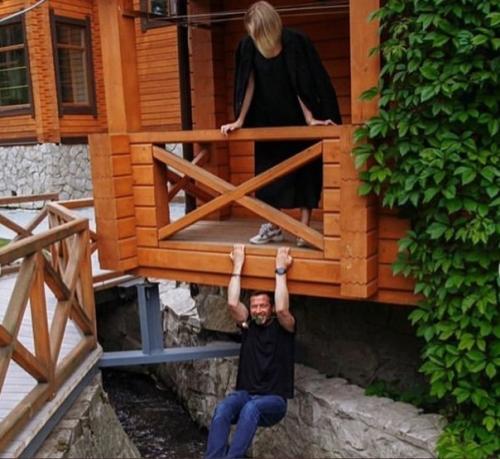 Вместе уже 14 лет, но смотрятся всё ещё как молодожёны. 04