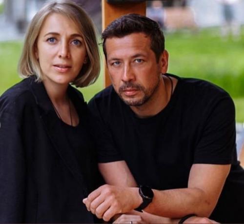 Вместе уже 14 лет, но смотрятся всё ещё как молодожёны. 07